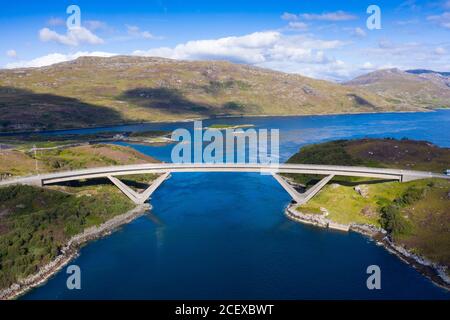 Vista aerea del ponte Kylesku che attraversa il Loch Chairn Bhain a Sutherland, Scozia, Regno Unito Foto Stock