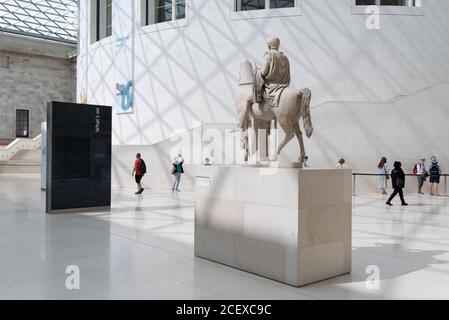 Ora riaperto dopo mesi di chiusura durante la pandemia di Coronavirus, alcuni dei primi visitatori che hanno prenotato in anticipo i biglietti gratuiti, ancora una volta godetevi i manufatti storici al British Museum, il 2 settembre 2020, a Londra, Inghilterra. La statua marmorea è di giovinezza a cavallo, forse di Roma del i secolo e restaurata nel XVI secolo dall'architetto e scultore rinascimentale Giacomo della porta. Foto Stock