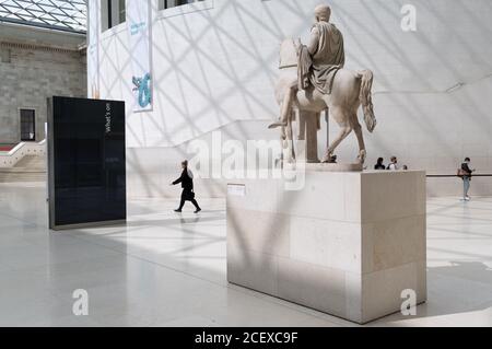 Ora riaperto dopo mesi di chiusura durante la pandemia di Coronavirus, alcuni dei primi visitatori che hanno prenotato in anticipo i biglietti gratuiti, ancora una volta godetevi i manufatti storici al British Museum, il 2 settembre 2020, a Londra, Inghilterra. La statua marmorea è di giovinezza a cavallo, forse di Roma del i secolo e restaurata nel XVI secolo dall'architetto e scultore rinascimentale Giacomo della porta. Foto Stock