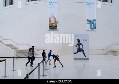 Ora riaperto dopo mesi di chiusura durante la pandemia di Coronavirus, alcuni dei primi visitatori che hanno prenotato in anticipo i biglietti gratuiti, ancora una volta godetevi i manufatti storici al British Museum, il 2 settembre 2020, a Londra, Inghilterra. Foto Stock