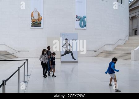 Ora riaperto dopo mesi di chiusura durante la pandemia di Coronavirus, alcuni dei primi visitatori che hanno prenotato in anticipo i biglietti gratuiti, ancora una volta godetevi i manufatti storici al British Museum, il 2 settembre 2020, a Londra, Inghilterra. Foto Stock