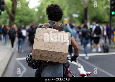 Un segno di protesta contro il milione di persone marzo, Londra, 30 agosto 2020 Foto Stock