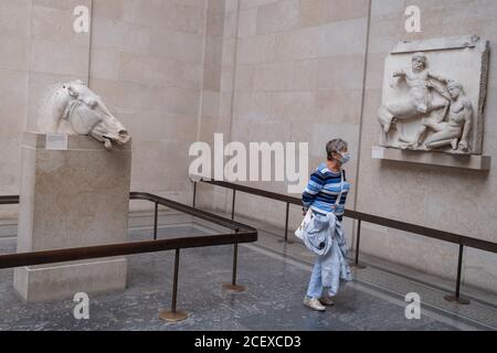 Ora riaperto dopo mesi di chiusura durante la pandemia di Coronavirus, uno dei primi visitatori che hanno prenotato in anticipo i biglietti gratuiti, ancora una volta godetevi l'antico Partenone greco Elgin Marbles Metopes e altri manufatti storici nel British Museum, il 2 settembre 2020, a Londra, Inghilterra. Foto Stock