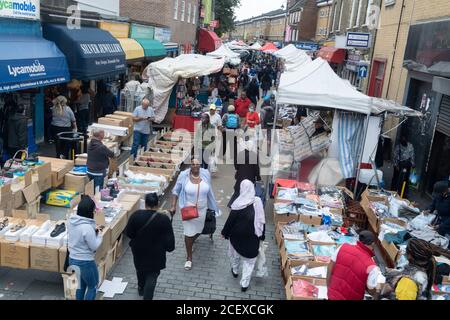 Sabato pomeriggio gli acquirenti acquistano merci e prodotti dagli stallholders di East Street Market sulla Walworth Road a Southwark, il 29 agosto 2020, a Londra, Inghilterra, Foto Stock