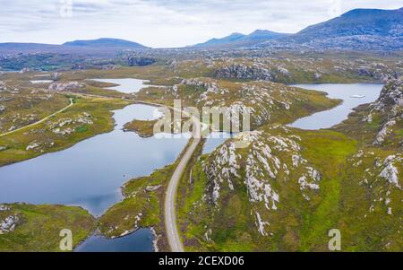 Vista aerea della parte autostradale della costa settentrionale 500 percorso turistico a nord di Kylesku in Sutherland, Highland Region, Scotland UK Foto Stock
