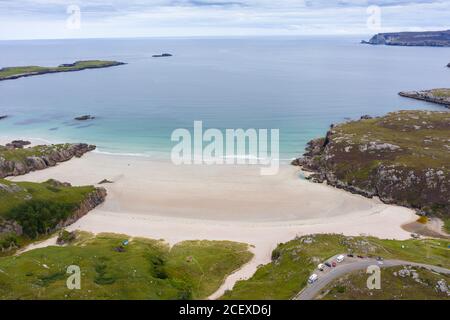 Vista aerea di Ceannabeinne Beach vicino Durness sulla costa nord di Sutherland, Highland Region, Scozia, Regno Unito Foto Stock