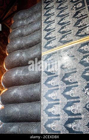 Intarsio di madreperla che illustra le 108 diverse caratteristiche del Buddha inciso sui piedi del Buddha sdraiato a Wat po Bangkok, Thailandia. Foto Stock