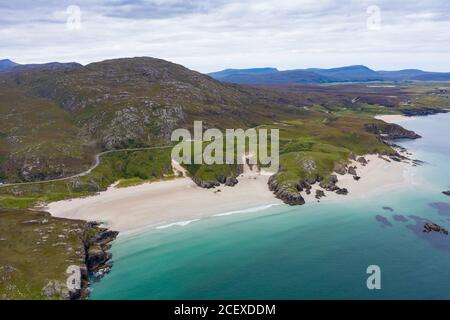 Vista aerea di Ceannabeinne Beach vicino Durness sulla costa nord di Sutherland, Highland Region, Scozia, Regno Unito Foto Stock