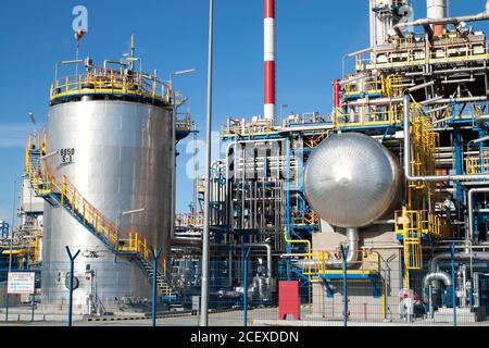 Parte di una grande raffineria di petrolio con molti tubi d'argento e macchinari Foto Stock