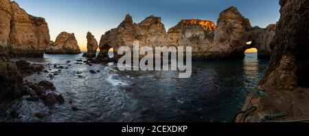 Vista panoramica delle splendide formazioni rocciose della Ponta da Piedade, vicino alla città di Lagos, Algarve, al tramonto; concetto di viaggio in Portogallo Foto Stock