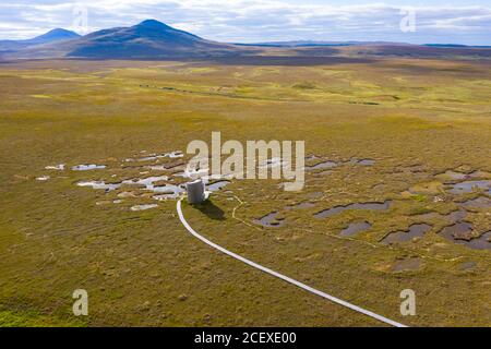 Vista aerea della torre di osservazione dei visitatori sul paesaggio del Flow Country presso la Riserva Naturale dei flussi di Forsinard RSPB a Sutherland, Scozia, Regno Unito Foto Stock