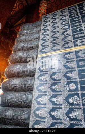 Intarsio di madreperla che illustra le 108 diverse caratteristiche del Buddha inciso sui piedi del Buddha sdraiato a Wat po Bangkok, Thailandia. Foto Stock