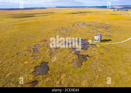 Vista aerea della torre di osservazione dei visitatori sul paesaggio del Flow Country presso la Riserva Naturale dei flussi di Forsinard RSPB a Sutherland, Scozia, Regno Unito Foto Stock