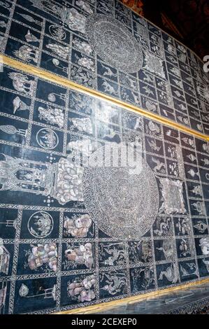 Intarsio di madreperla che illustra le 108 diverse caratteristiche del Buddha inciso sui piedi del Buddha sdraiato a Wat po Bangkok, Thailandia. Foto Stock