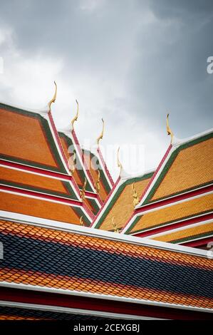 Tetti ornati del Tempio di Wat Pho del Buddha reclinato, Bangkok, Thailandia. Decorazione del tetto del tempio thailandese. Foto Stock