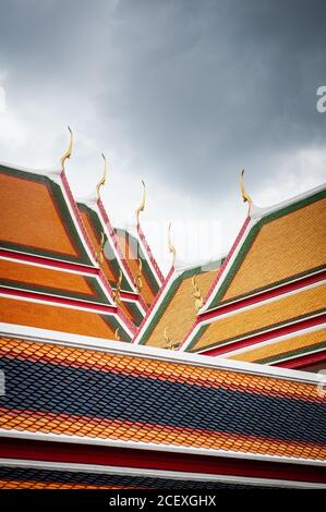 Tetti ornati del Tempio di Wat Pho del Buddha reclinato, Bangkok, Thailandia. Decorazione del tetto del tempio thailandese. Foto Stock