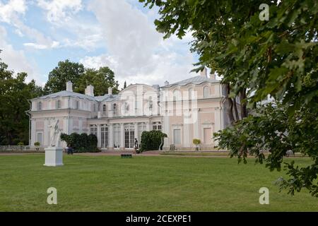 Palazzo Cinese e uno stagno nel parco di Oranienbaum, San Pietroburgo, Russia Foto Stock