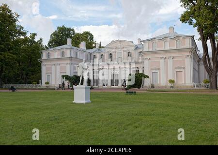 Palazzo Cinese e uno stagno nel parco di Oranienbaum, San Pietroburgo, Russia Foto Stock