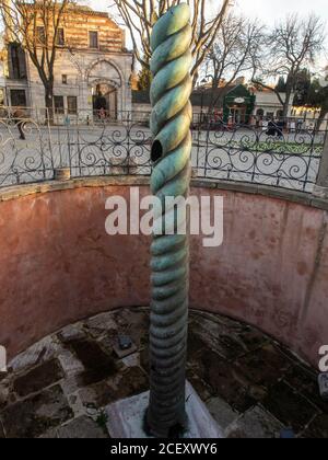 Istanbul, Turchia - 25 gennaio 2014: Antica colonna serba greca sull'ex Ippodromo di Costantinopoli, Istanbul, Turchia. La colonna a serpentina è o Foto Stock