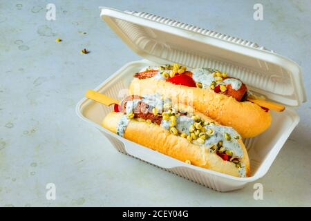 Hot dog con carote. Stoviglie monouso con fast food vegetariano Foto Stock