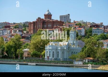 Istanbul; Turchia - 08 agosto 2019: La chiesa bulgara di Santo Stefano, conosciuta anche come la chiesa bulgara di ferro, è una chiesa bulgara ortodossa di Balat con Foto Stock