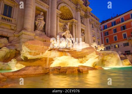 La famosa Fontana di Trevi di Roma illuminata di notte Foto Stock