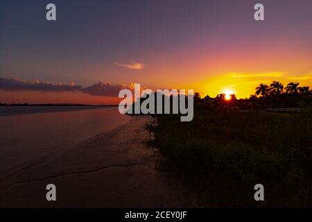 Splendido tramonto sul fiume Suriname in Sud America Foto Stock