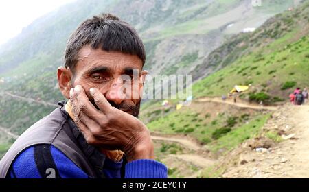 I devoti indù visitano durante il loro pellegrinaggio dal campo base di Baltal al luogo santo Amarnath Cave Shine situato ad un'altitudine di 12,729 piedi. Foto Stock