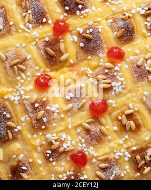 Dall'alto tradizionale torta di coca de San Juan della Catalogna decorata con arancia e allegria Foto Stock