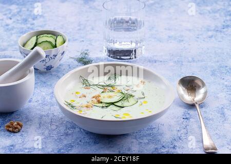 Da sopra cetriolo freddo e zuppa di aneto chiamato Tarator on tavolo rustico Foto Stock