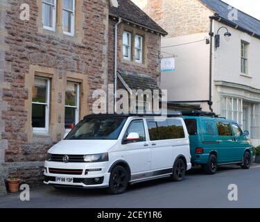 Settembre 2020 - VW camper furgoni parcheggiati nel Somerset Villaggio di Wedmore Foto Stock