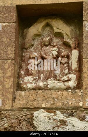 Chiesa Anglicana di San Michele e di tutti gli Angeli a Penselwood ha una nicchia sopra la porta sud contenente una scultura Della Vergine e due figu inginocchiate Foto Stock