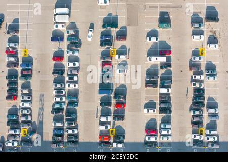 Vista aerea dall'alto del parcheggio con molti automobili di acquirenti supermercato nel negozio di alimentari della città Foto Stock