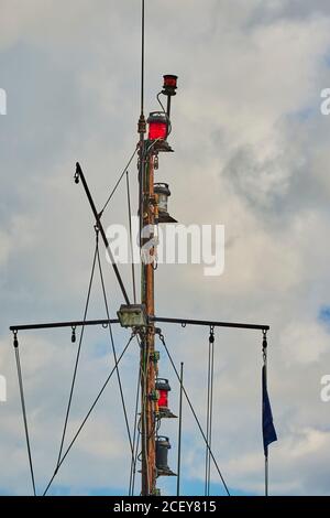 Dettagli di una storica barca a vela ancorata nel porto della città anseatica di Greifswald in Germania. Foto Stock