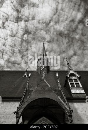 Dettagli sul tetto dell'Hospices de Beaune, Francia. Immagine in bianco e nero Foto Stock