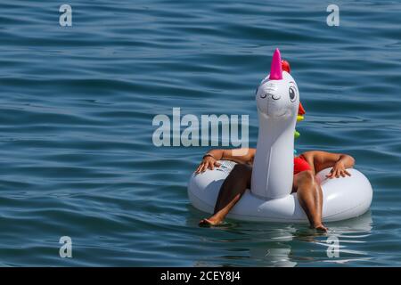 2 settembre 2020: Rincon de la Victoria, Malaga, Spagna: Spiagge del villaggio costiero dell'angolo di vittoria con atmosfera di turisti prendere il sole e fare il bagno in mare. Credit: Lorenzo Carnero/ZUMA Wire/Alamy Live News Foto Stock