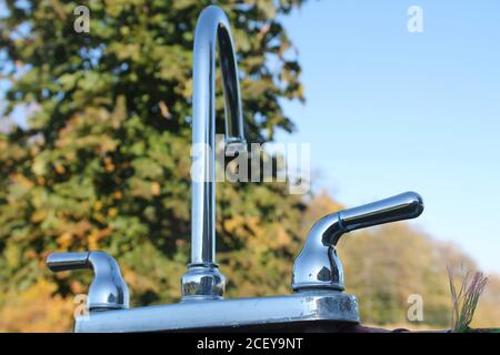 sink all'aperto d'epoca situato nella fattoria di mele Foto Stock