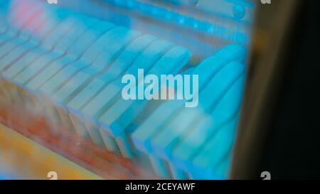 Primo piano dei martelli per pianoforte che suonano i tasti, all'interno del pianoforte Foto Stock