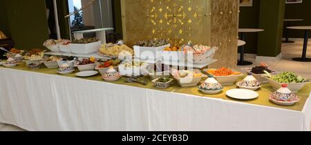 Buffet marocchino, piatti tradizionali marocchini, tagine, chebakia e dolci arabi Foto Stock