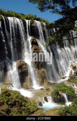 Juizhaigou (Valle dei nove villaggi) a Sichuan, Cina. Vista della cascata di Nuorilang. Foto Stock