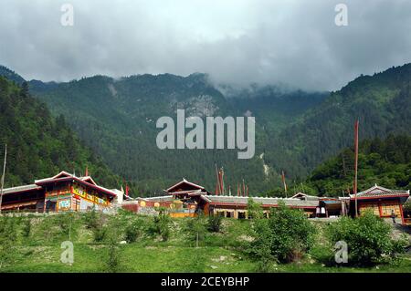 Juizhaigou (Valle dei nove villaggi) a Sichuan, Cina. Un villaggio con case in stile tibetano. Foto Stock