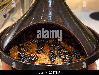 Il Marocco, Alto Atlante, Marrakech città imperiale, tagine di agnello con prugne e albicocche con semi di sesamo Foto Stock