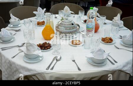 Colazione marocchina con succo d'arancia (harira) uova sode e dolci marocchini. Colazione Ramadan. Foto Stock