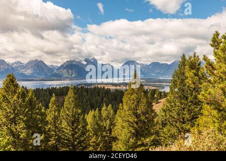 Vista panoramica dal lago Jenny e dal Teton Montagne nel Parco Nazionale di Grand Teton Foto Stock