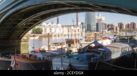 Houseboats si oppone all'architettura di gentrifificazione lungo il fiume Tamigi a Battersea, Greater London, England, United Kingdom, Europe Foto Stock