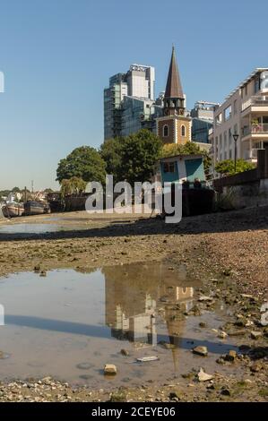 Houseboats si oppone all'architettura di gentrifificazione lungo il fiume Tamigi a Battersea, Greater London, England, United Kingdom, Europe Foto Stock