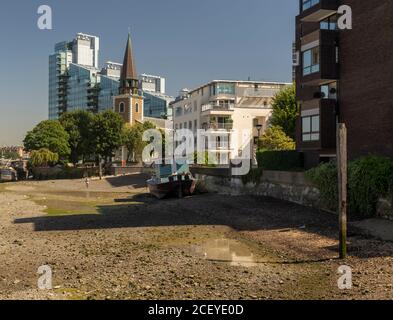 Houseboats si oppone all'architettura di gentrifificazione lungo il fiume Tamigi a Battersea, Greater London, England, United Kingdom, Europe Foto Stock