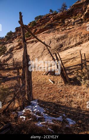 Un vecchio cortale di bestiame abbandonato palo recinto nel paese del canyon del sud-est dello Utah. Foto Stock