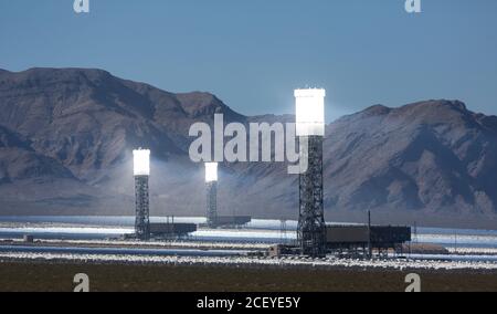 La centrale solare di Ivanpah, una centrale solare termale concentrata nel deserto di Mojave vicino a Ivanpah, California e Primm, Nevada, è una delle più Foto Stock