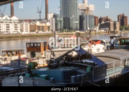 Houseboats si oppone all'architettura di gentrifificazione lungo il fiume Tamigi a Battersea, Greater London, England, United Kingdom, Europe Foto Stock